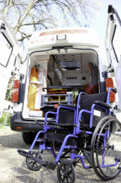 Инвалидное кресло напротив машины скорой помощи